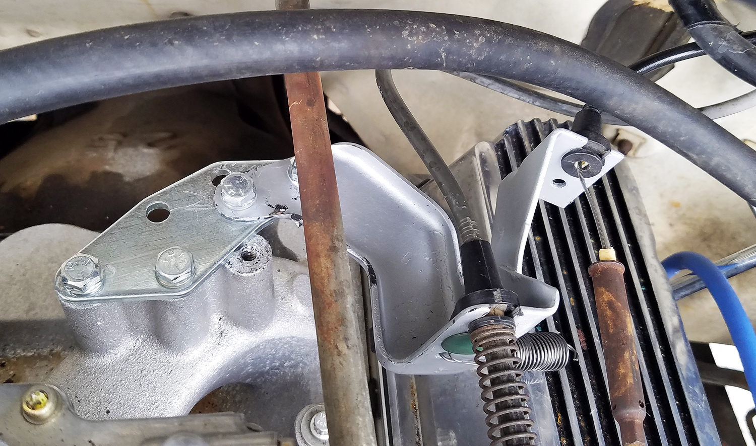 edelbrock carburetor linkage plate air gap manifold